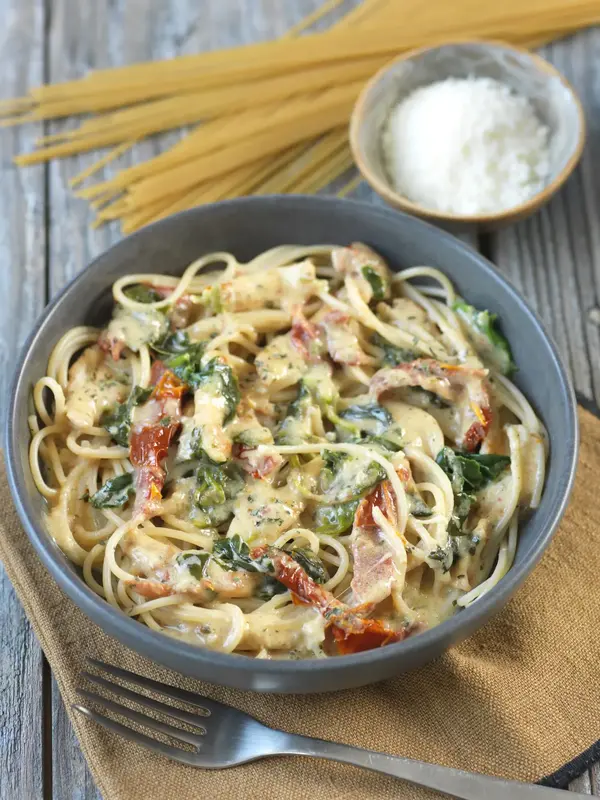 Poulet crémeux au parmesan, spaghettis, épinards et tomates séchées